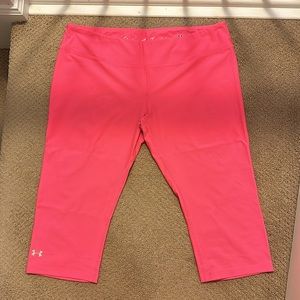 UA Fitted HeatGear BreastCancer Awareness Capris